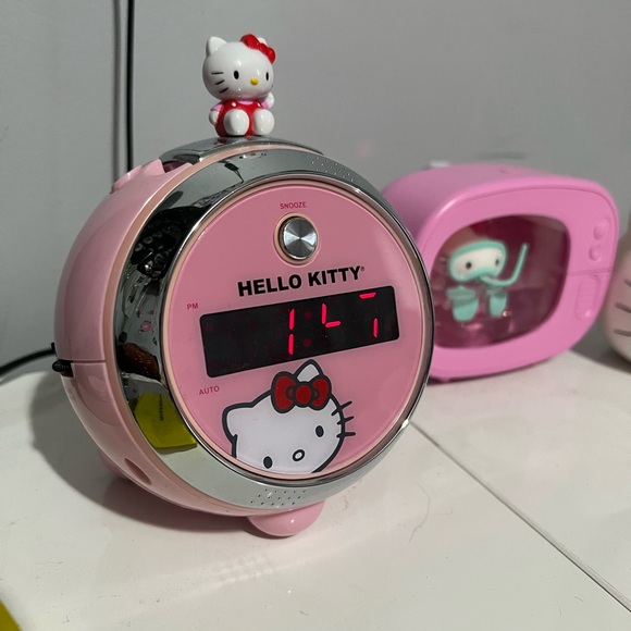 Hello Kitty Alarm Clock - Picture 1 of 2